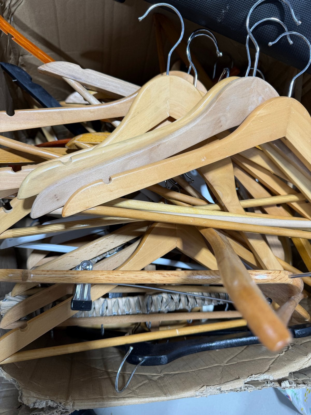 100 x Grote partij houten en kunststof kledinghangers, Ophalen of Verzenden, Gebruikt, Hout, Volwassenen