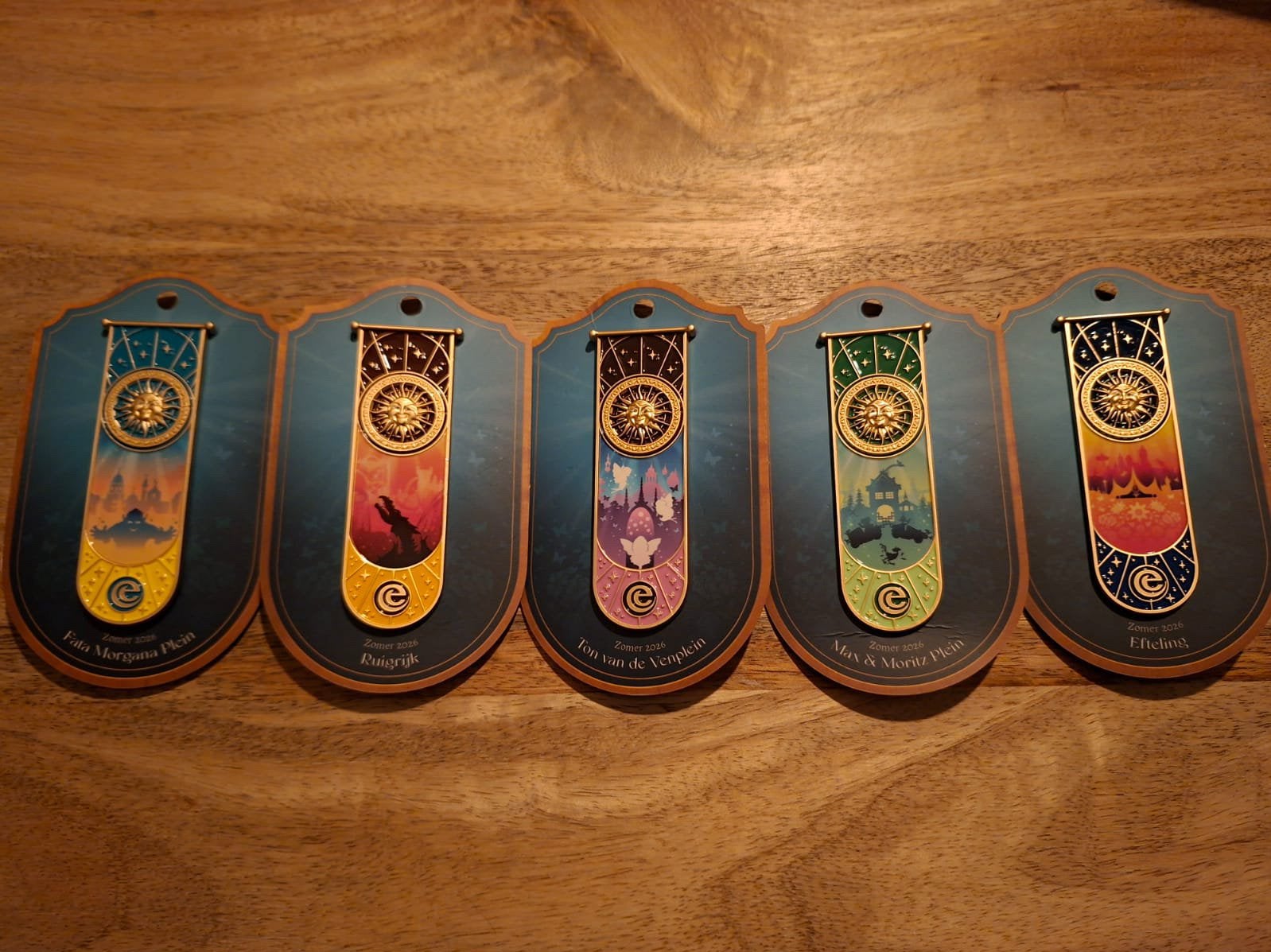 Efteling zomer pin vaandels 2026 hele set, Ophalen of Verzenden, Nieuw, Button of Speldje