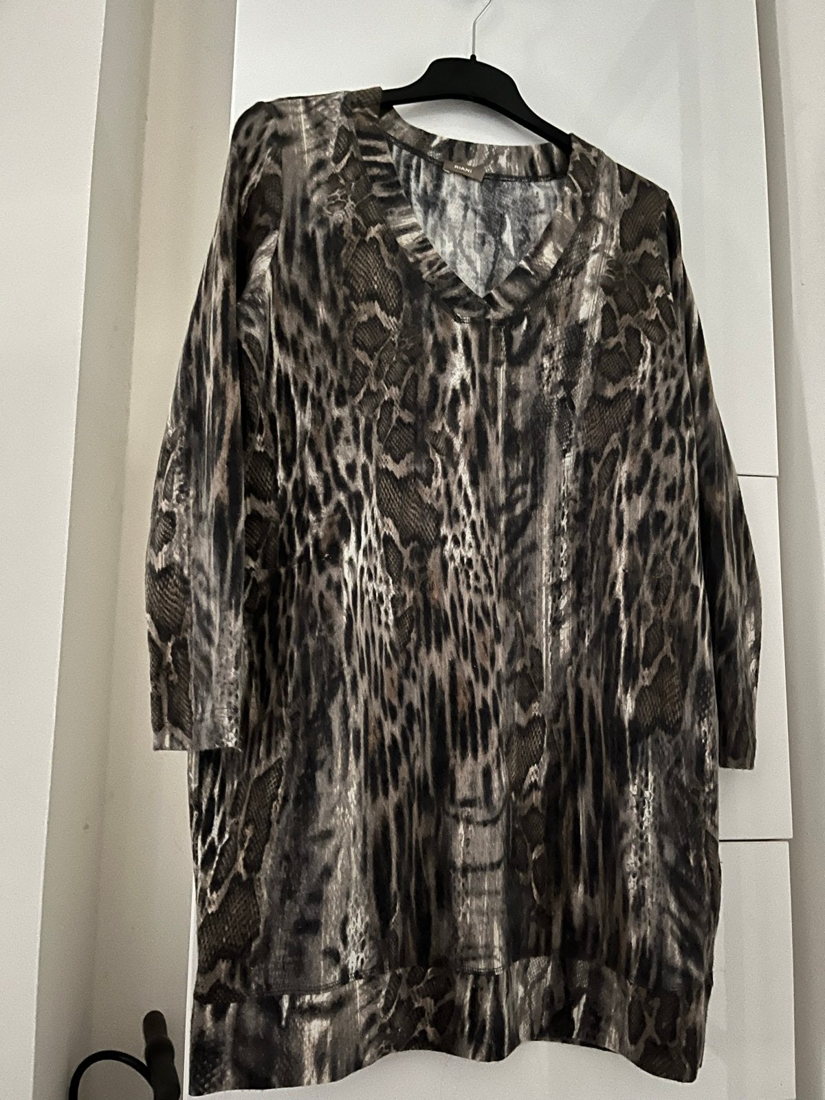 Riani Trui Jurk met Slangenprint - Maat 44, Maat 46/48 (XL) of groter, Ophalen of Verzenden, Zo goed als nieuw, Grijs