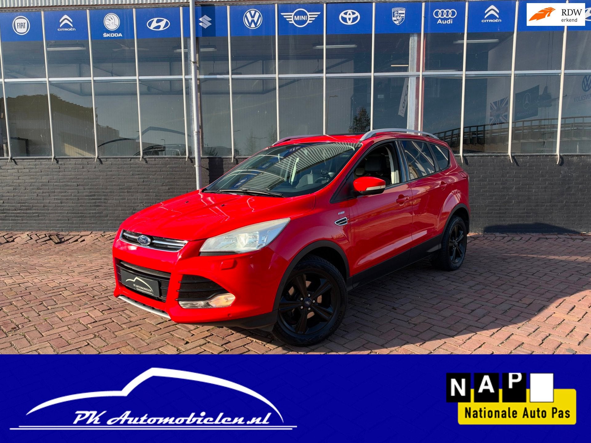 Ford KUGA 1.6 Titanium *PANORAMADAK + TREKHAAK + WINTERPAKKE, Auto's, Voorwielaandrijving, 15 km/l, Gebruikt, Zwart