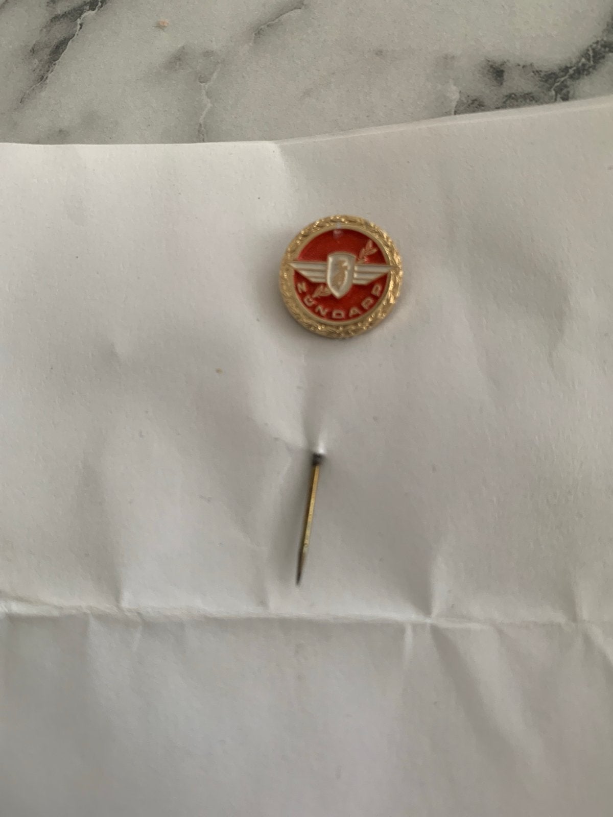 Vintage Zündapp Speldje - Klassiek Motorfiets Logo, Ophalen of Verzenden, Zo goed als nieuw, Merk, Speldje of Pin