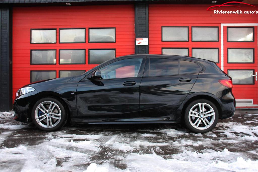 BMW 1-serie 120i High Executive M-Sport Shadow Pano Voll, 1998 cc, Gebruikt, Zwart, 4 cilinders