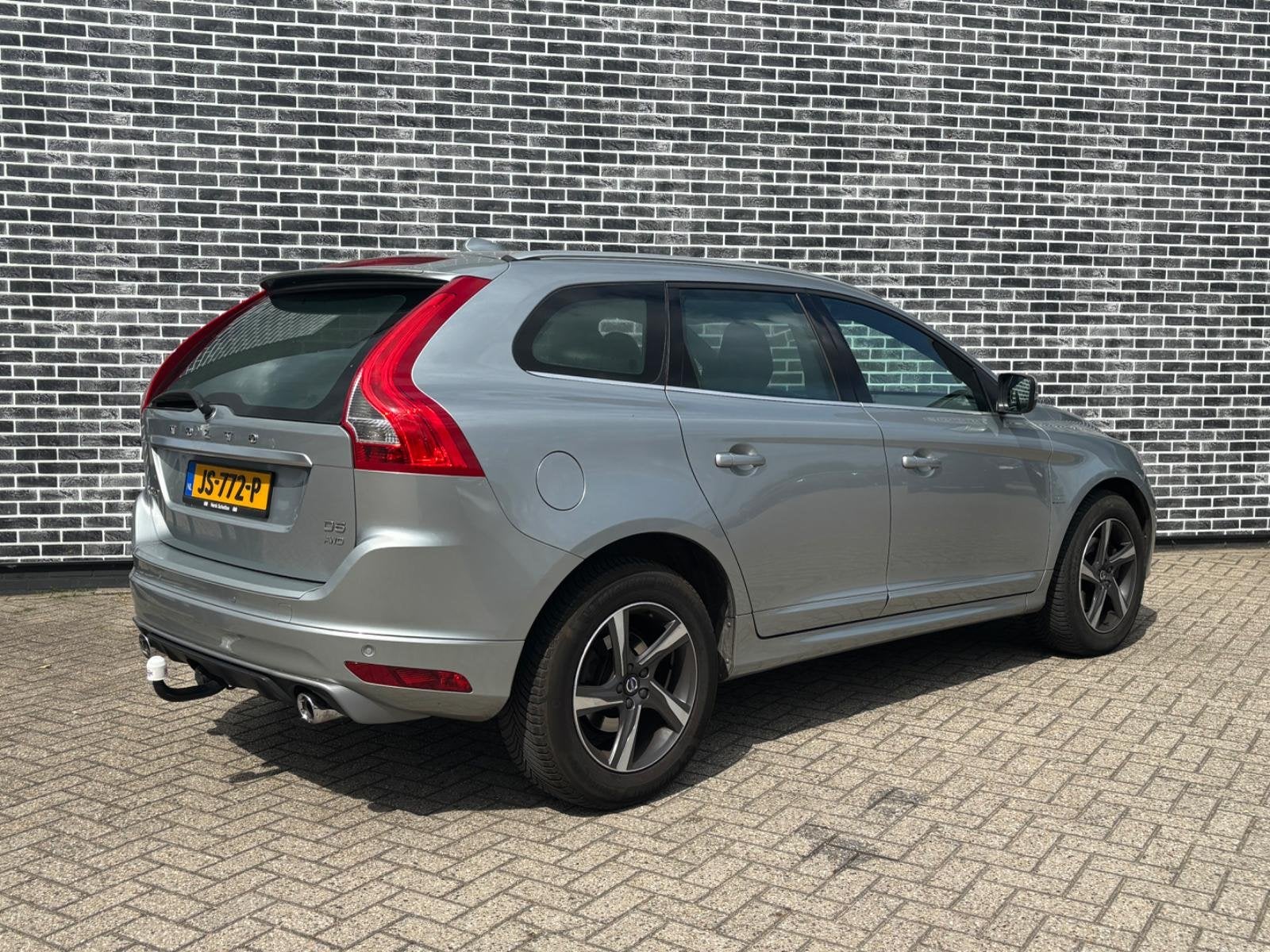 Volvo XC60 2.4 D5 R-Design | Trekhaak | Lederen Bekleding |, Auto's, Gebruikt, 197 €/maand, Bedrijf, Vierwielaandrijving