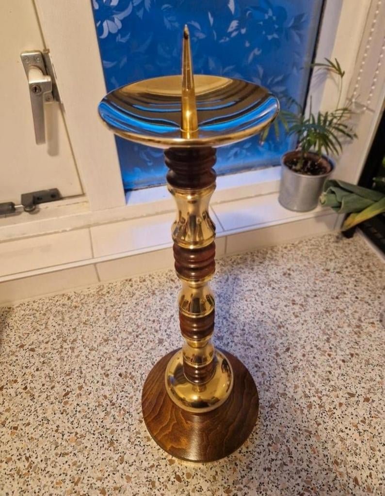 Grote messing kandelaar met houten voet, Ophalen