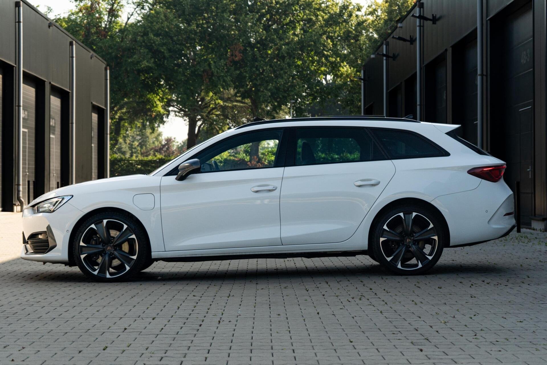 CUPRA Leon Sportstourer 1.4 e-Hybrid VZ Copper *Pano* Vol*, Auto's, 77 km/l, Gebruikt, 4 cilinders, Met garantie (alle)