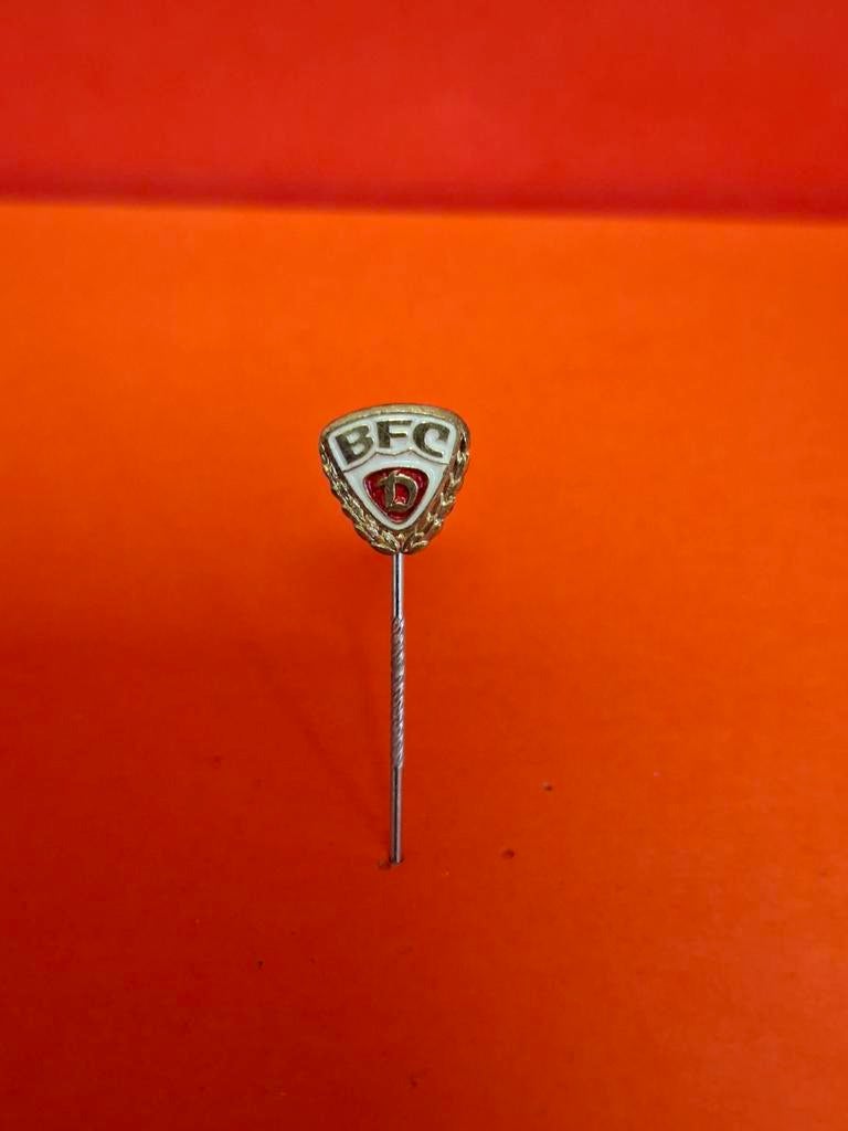 BFC DYNAMO BERLIN, Verzamelen, Speldjes, Pins en Buttons, Ophalen of Verzenden, Gebruikt, Sport
