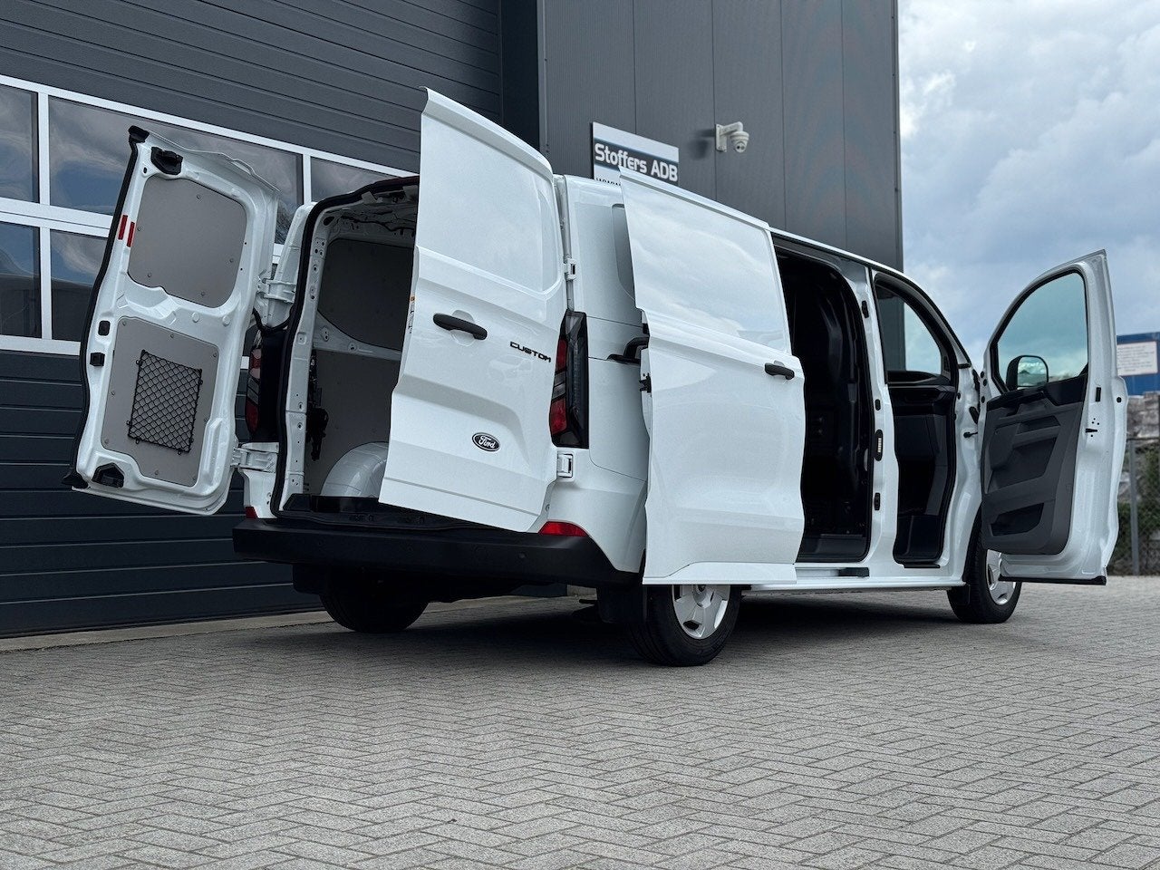 Ford Transit Custom 300 2.0 TDCI L1H1 Trend 136pk | CarPlay, Zwart, 4 cilinders, Wit, 14 km/l