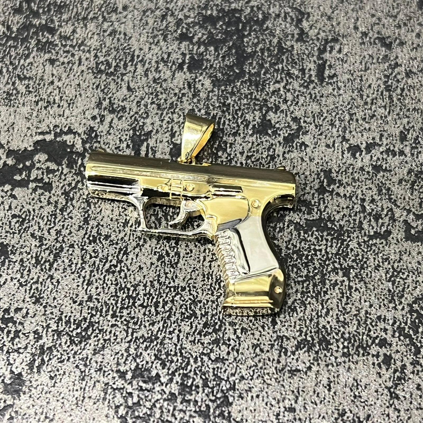 14 karaats gouden hanger pistool kettinghanger nieuw, Ophalen of Verzenden, Nieuw, Goud, Kruis of Symbool