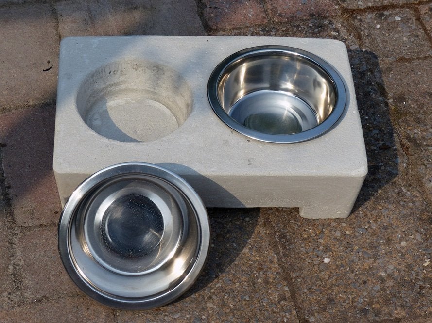 Voerbak: hond, kat of mini varken. Van beton??, Ophalen of Verzenden, Nieuw