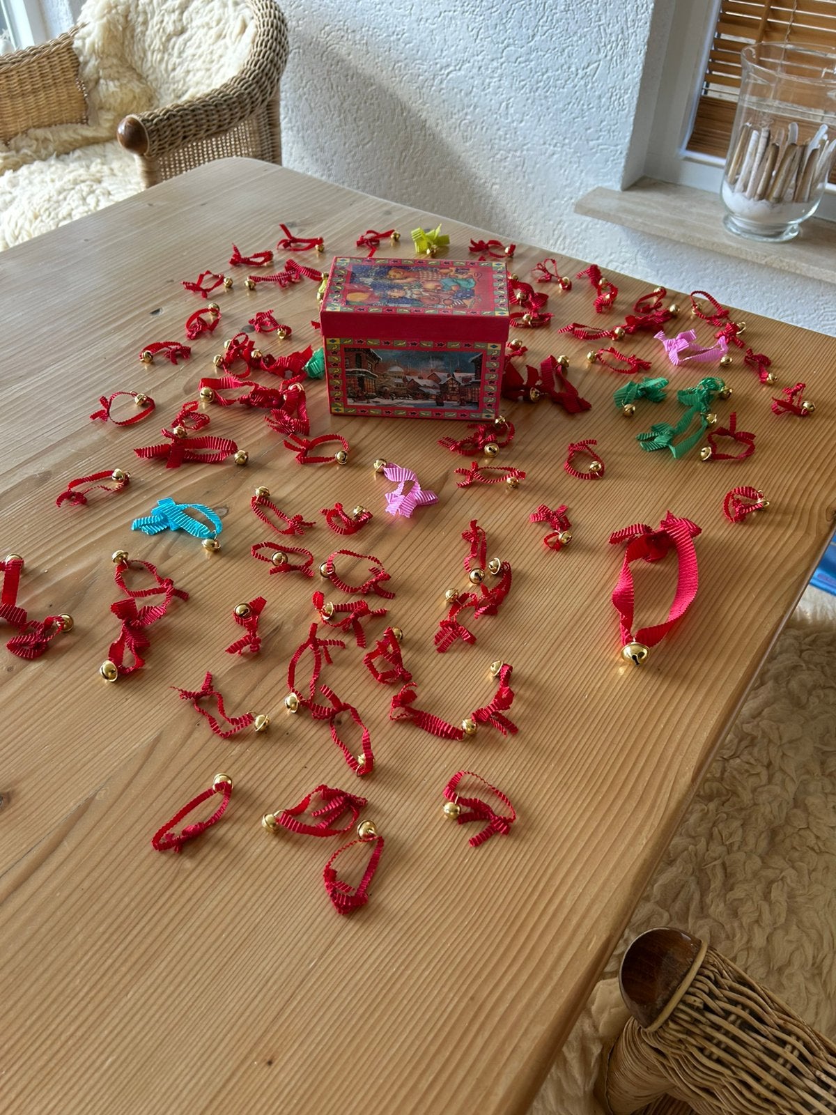 85 BELLETJES VOOR DE KERSTVERSIERING EN MEER MET DOOSJE, Diversen, Ophalen of Verzenden, Nieuw