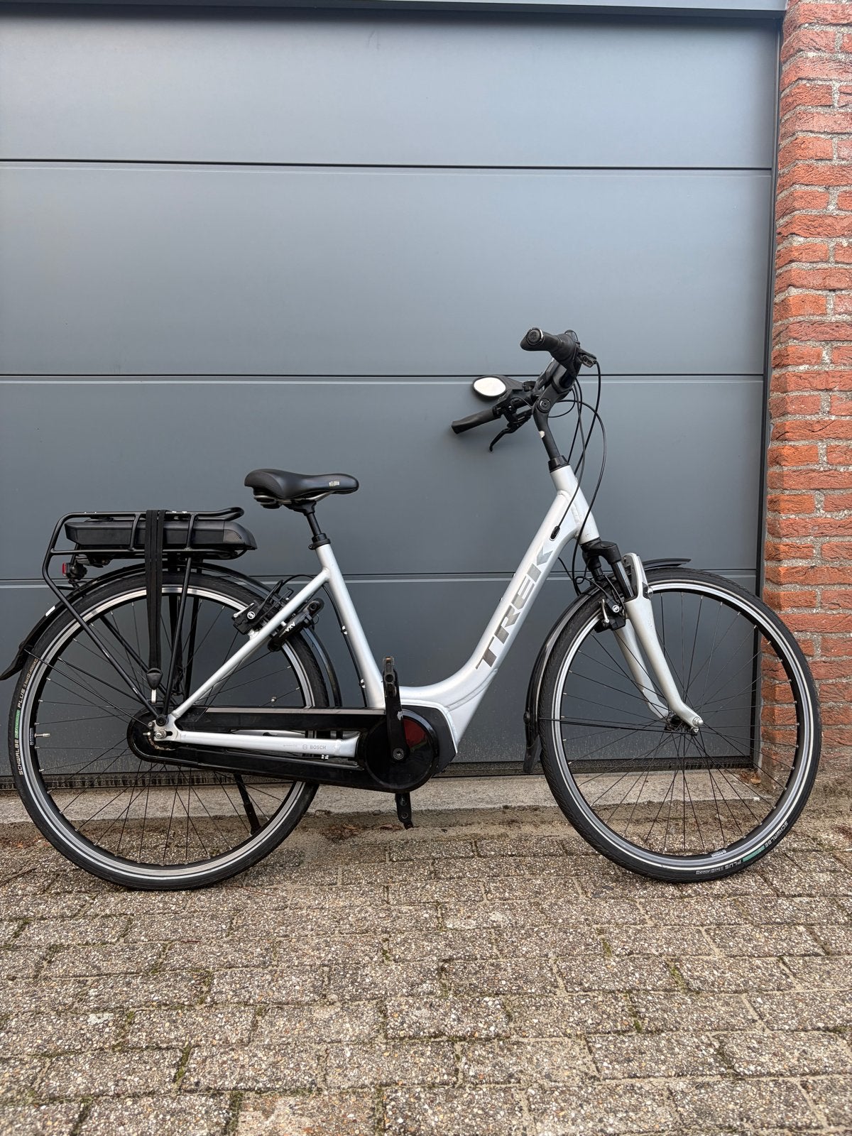 Trek District + 4 elektrische fiets, bosch 500 wh damesfiets, Zo goed als nieuw, 51 tot 55 cm, 50 km per accu of meer, Ophalen