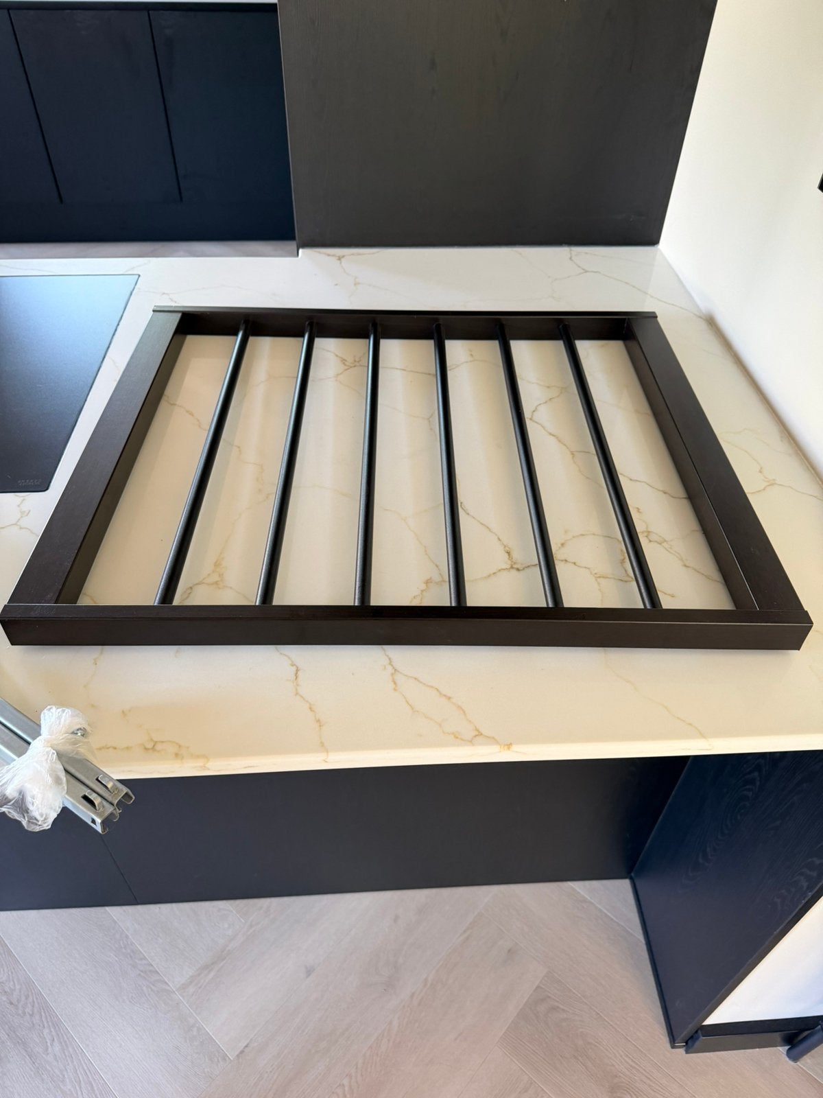 KOMPLEMENT Uittrekbare broekhanger zwartbruin, Ophalen, 50 tot 100 cm, Zo goed als nieuw, Minder dan 100 cm