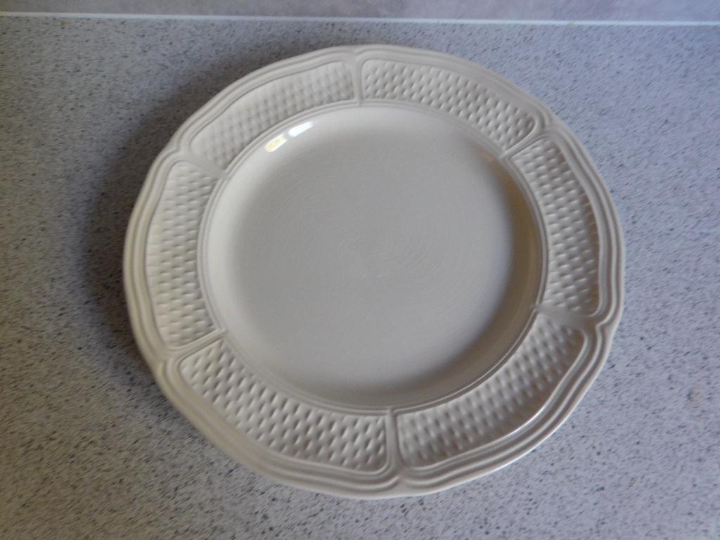 Bord 23 cm. Crème Pont Aux Choux Gien France Grain de riz, Huis en Inrichting, Keuken | Servies, Keramiek, Ophalen of Verzenden