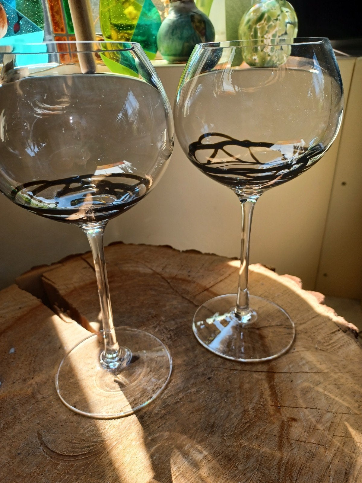 Set van 2 wijnglazen glas uniek zwart design, Ophalen of Verzenden, Zo goed als nieuw, Zwart, Overige merken