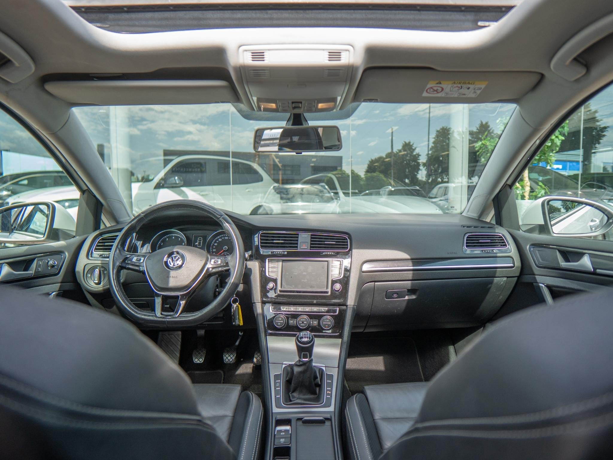 Volkswagen Golf 1.2 TSI Connected Series | Pano | R-Line sto, Auto's, Volkswagen, Voorwielaandrijving, Gebruikt, 4 cilinders, Wit
