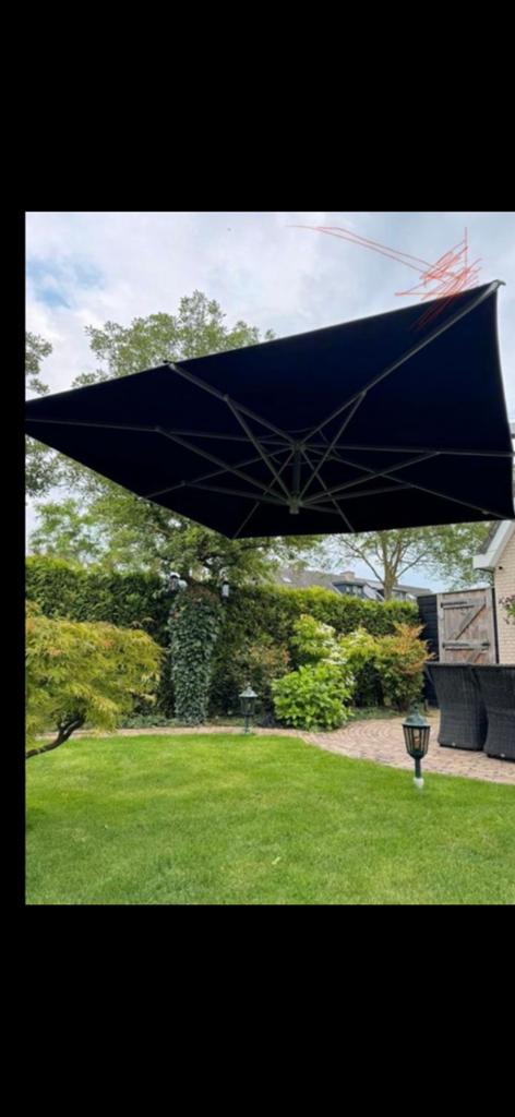 Borek Ischia Zweefparasol Zwart - Zo goed als nieuw, Tuin en Terras, Parasols, Gebruikt, Kantelbaar, Ophalen of Verzenden, Zweefparasol