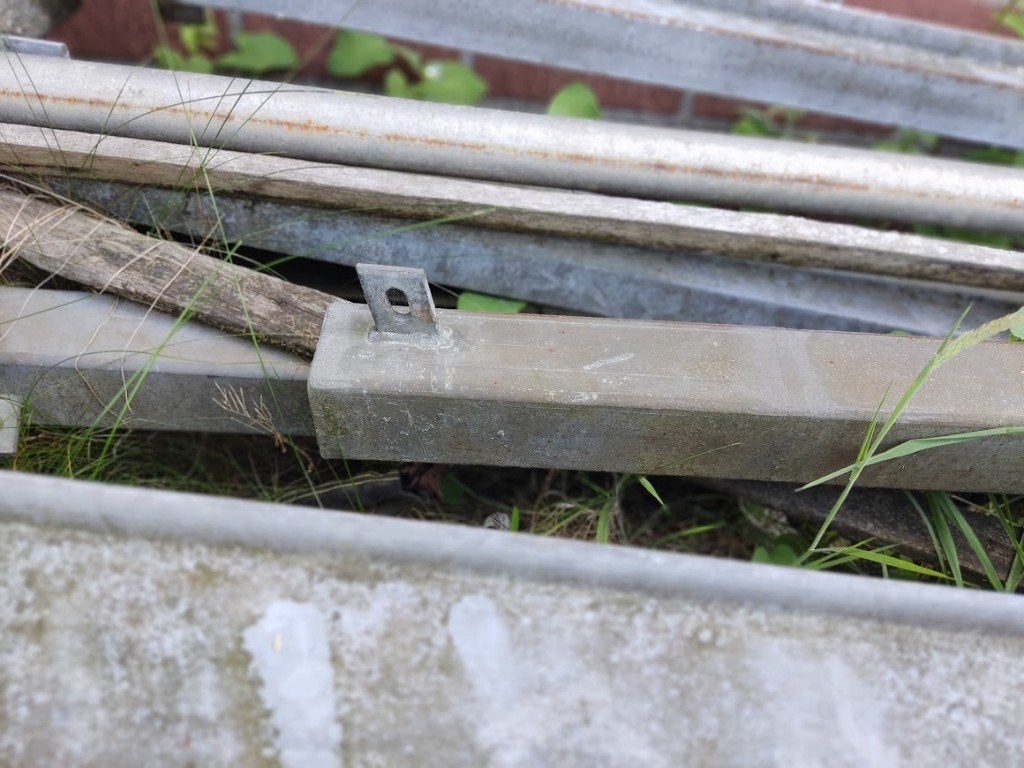 afraster palen met beton voet