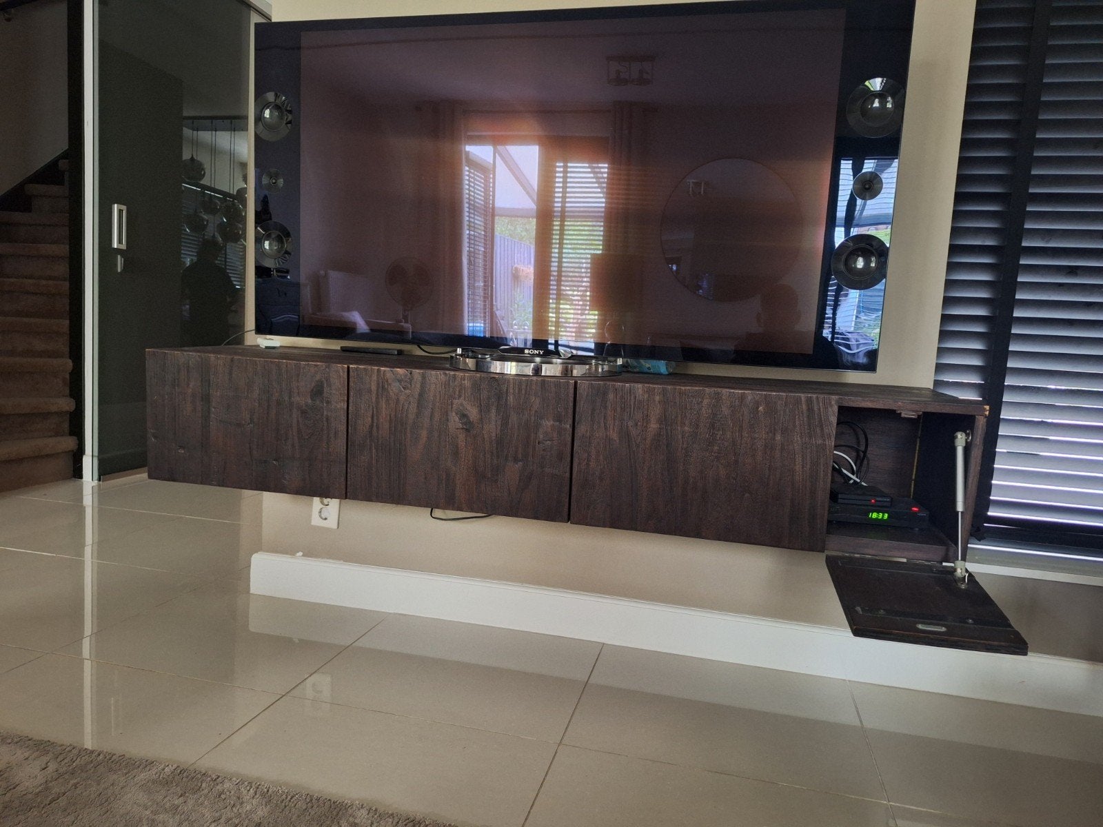 Strak Zwevend TV-meubel Goossens Teakhout – 175 cm

Te koop, Ophalen, Vrijstaande haard, Elektrische haard