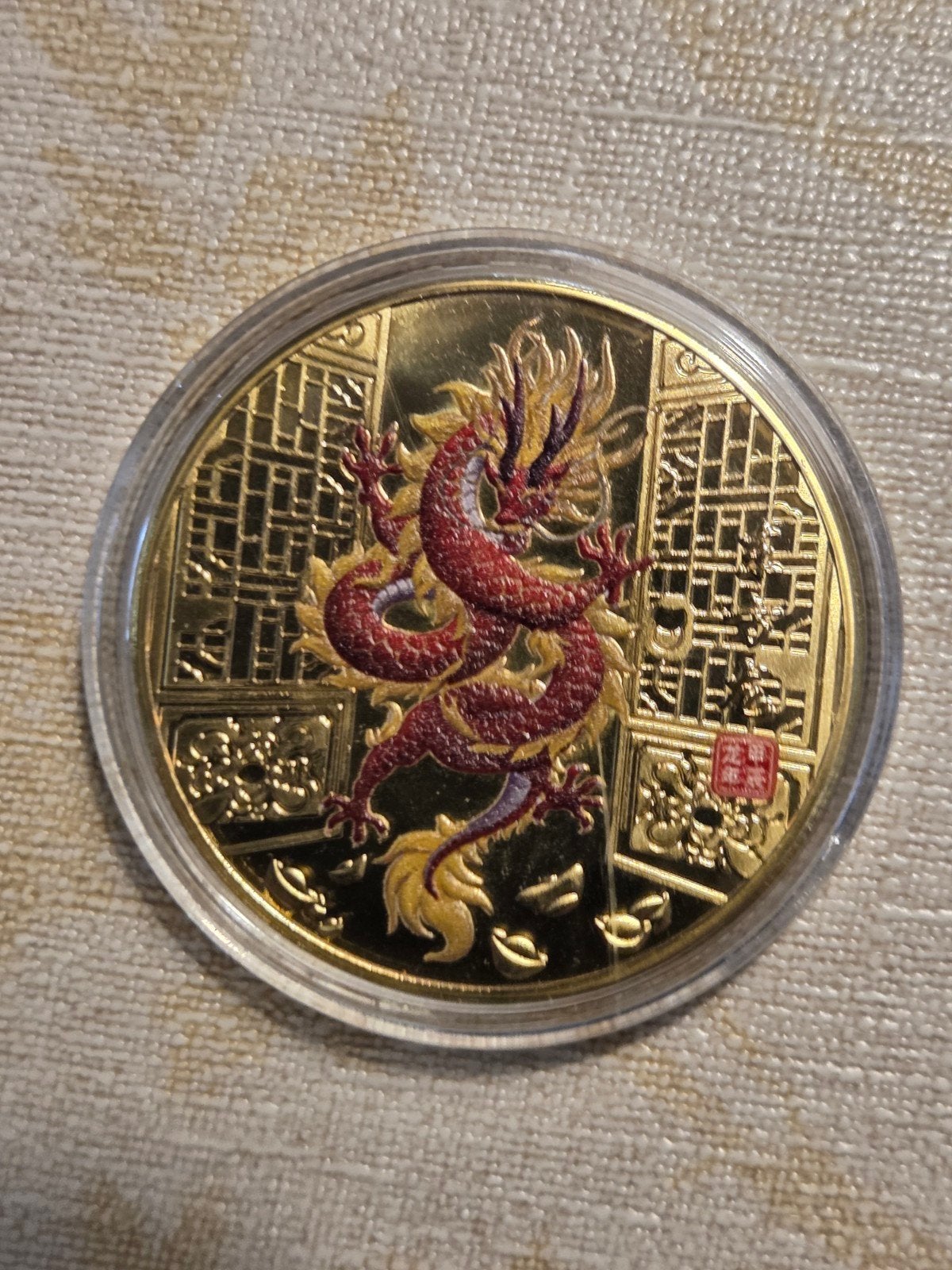 Goudkleurige munt met Chinese dierenriem en draak, Postzegels en Munten, Ophalen of Verzenden, Overige materialen