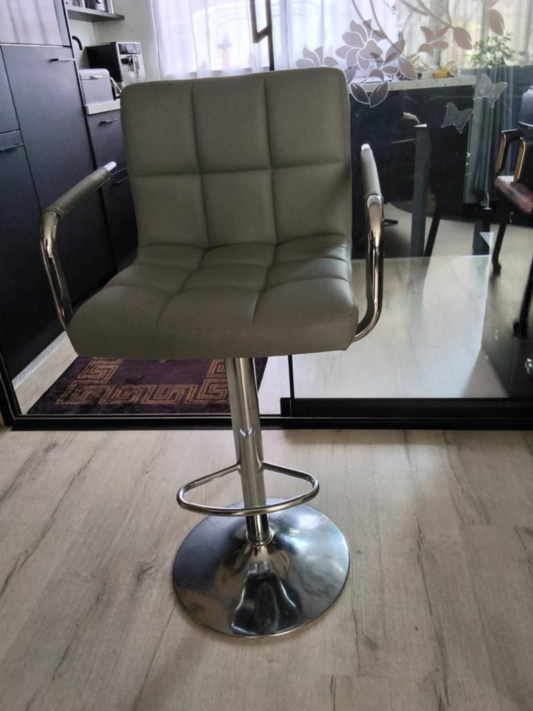 Moderne barkruk met rugleuning en armleuningen, Ophalen of Verzenden, Zo goed als nieuw, 90 cm of meer, In hoogte verstelbaar