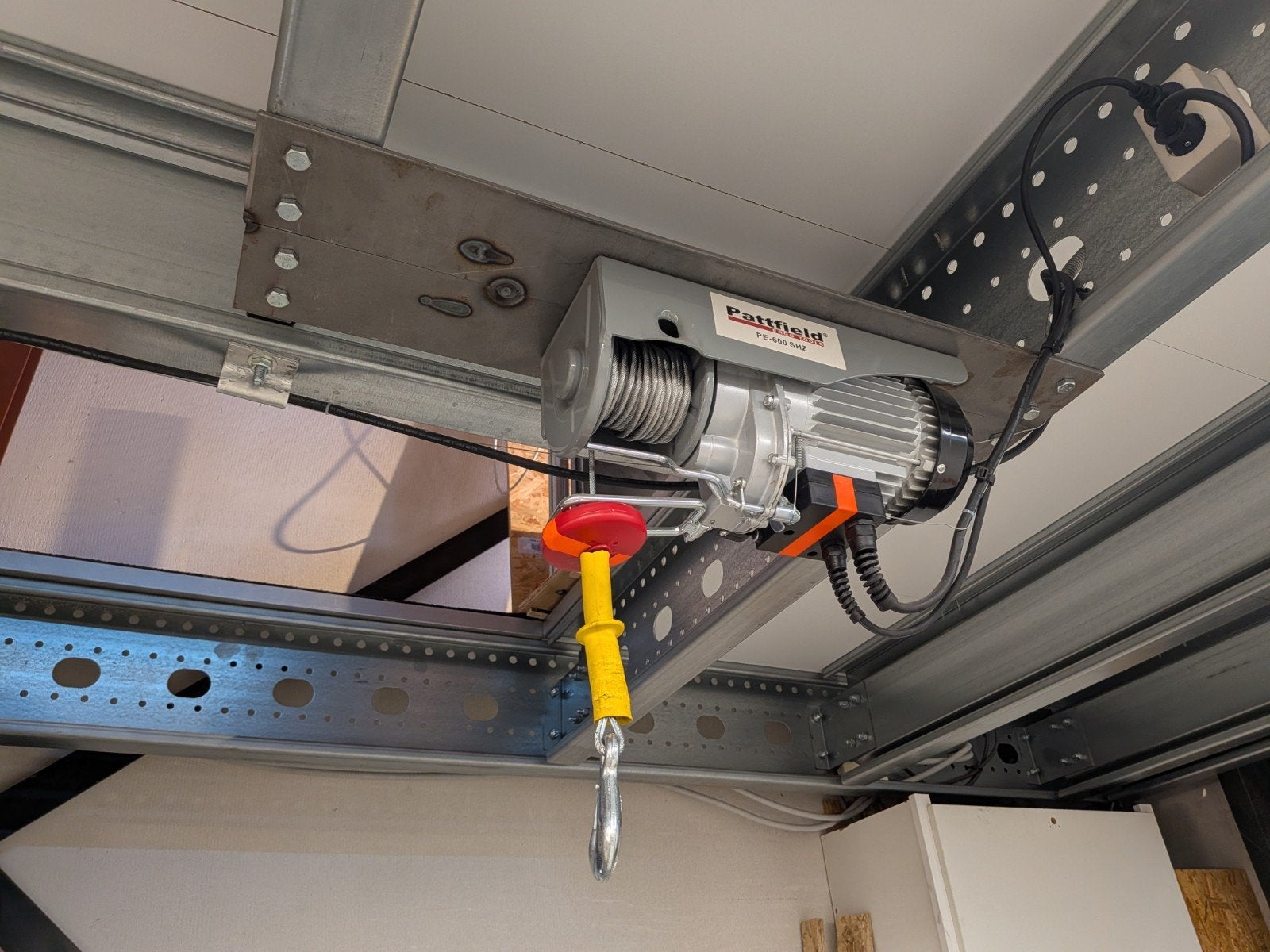 2 stuks Pattfield PE-600 Elektrische takel, Ophalen, Zo goed als nieuw, Elektrisch