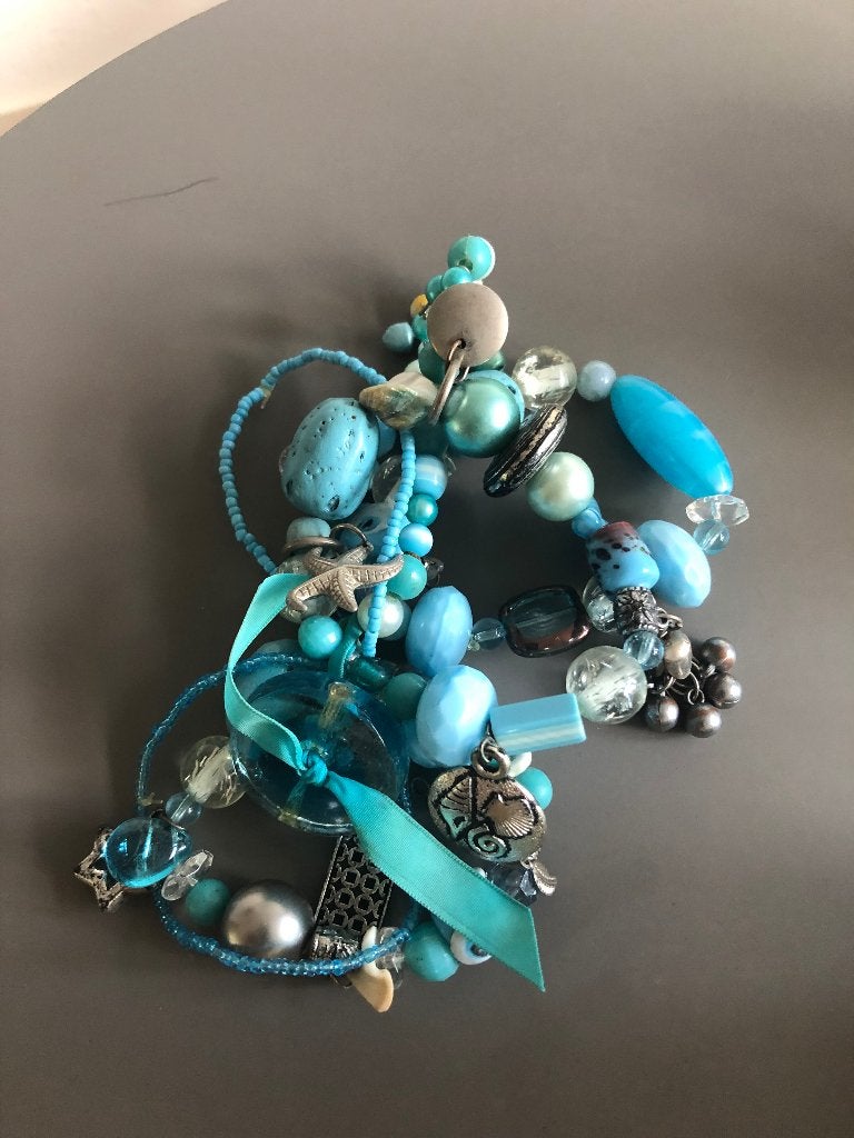 Unieke azuurblauwe kralenarmband – Dé zomerse eyecatcher!, Sieraden, Tassen en Uiterlijk, Armbanden, Gebruikt, Blauw, Kunststof of Plastic
