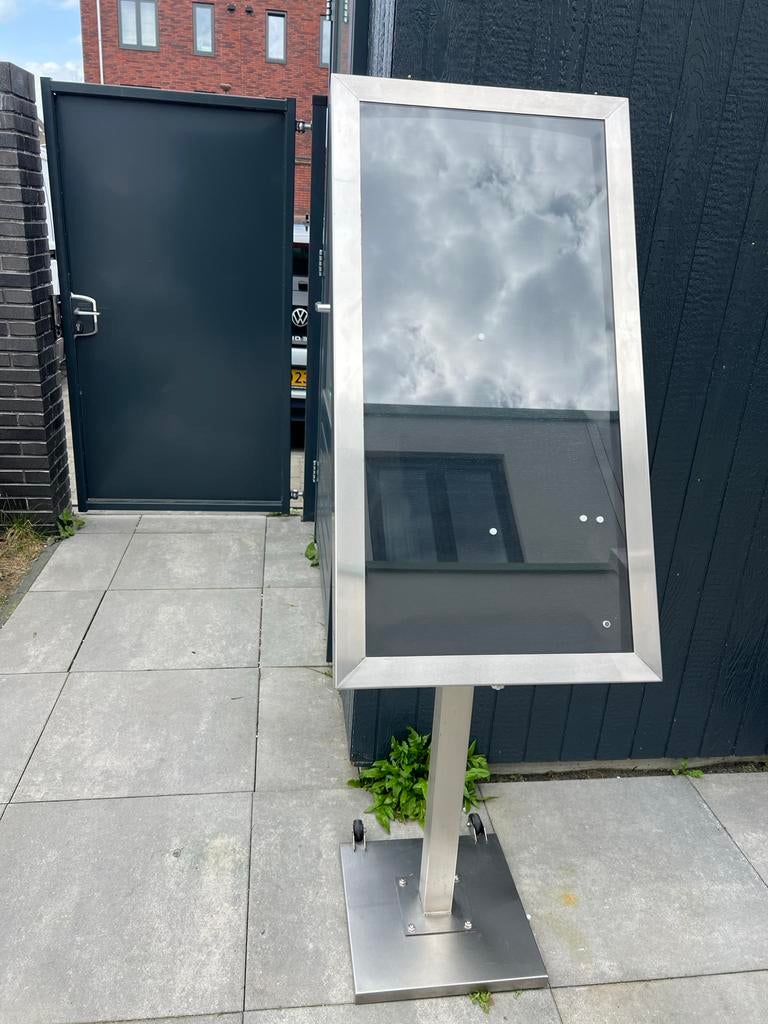 RVS Informatiezuil / Presentatiebord op wielen, Ophalen