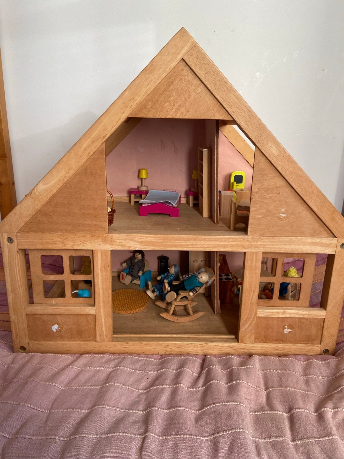 Foto 2 van Houten poppenhuis met meubels en poppen