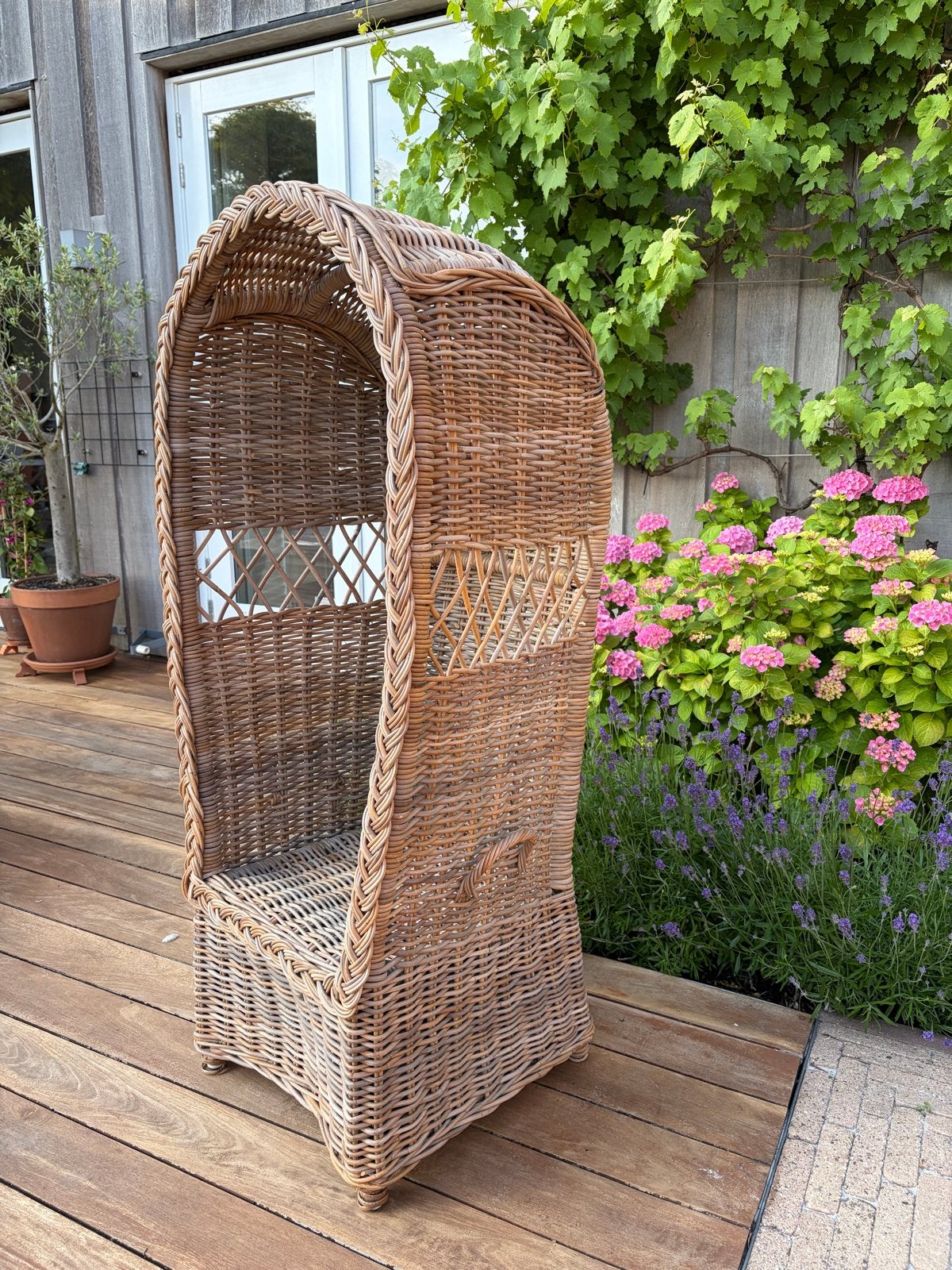 Unieke rotan kuipstoel met hoge rugleuning, Huis en Inrichting, Stoelen, Gebruikt, Bruin, Riet of Rotan, Ophalen of Verzenden