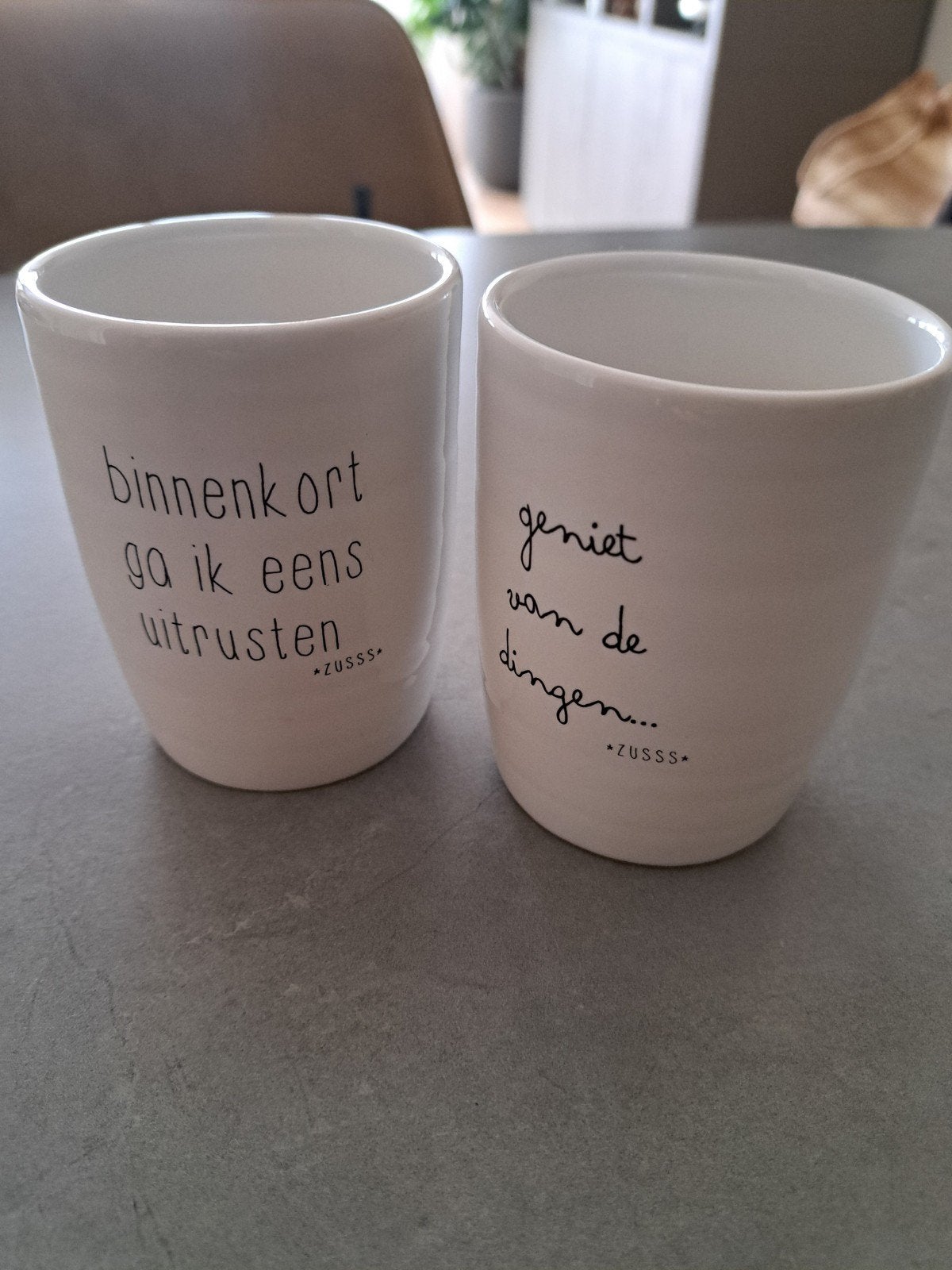 Zusss mokken met leuke teksten, 2 stuks, Huis en Inrichting, Keramiek, Nieuw, Ophalen of Verzenden, Overige stijlen