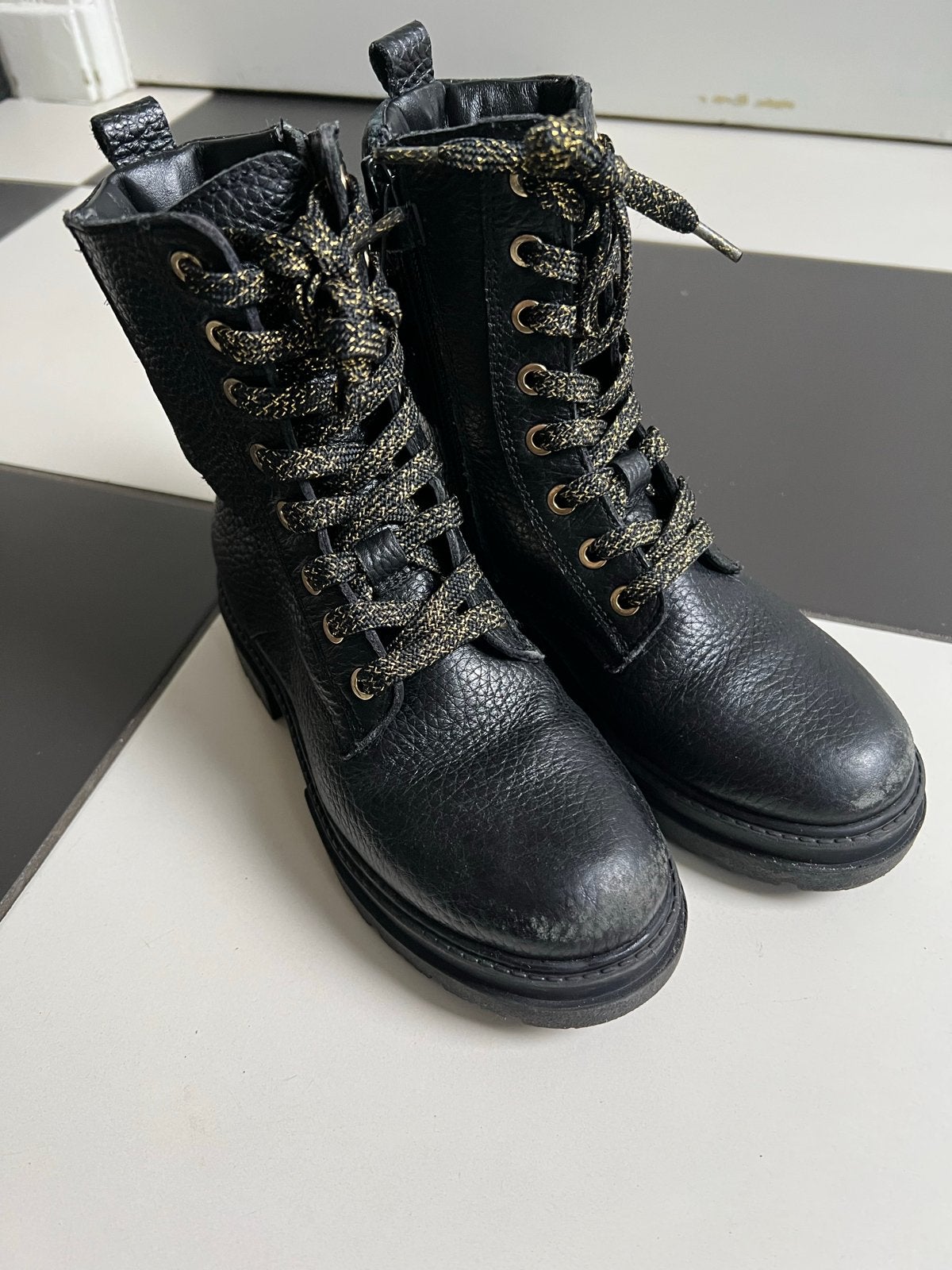 Friboo zwarte leren laarzen mt 30 met goudenkleurige veters, Gebruikt, Meisje, Ophalen of Verzenden, Laarzen