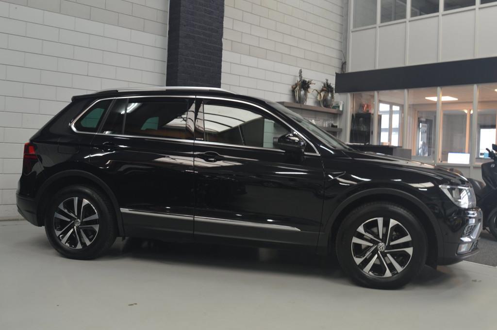 Volkswagen Tiguan 1.5 TSI Comfortline Business IQ.DRIVE, Stof, 4 cilinders, Zwart, Handgeschakeld