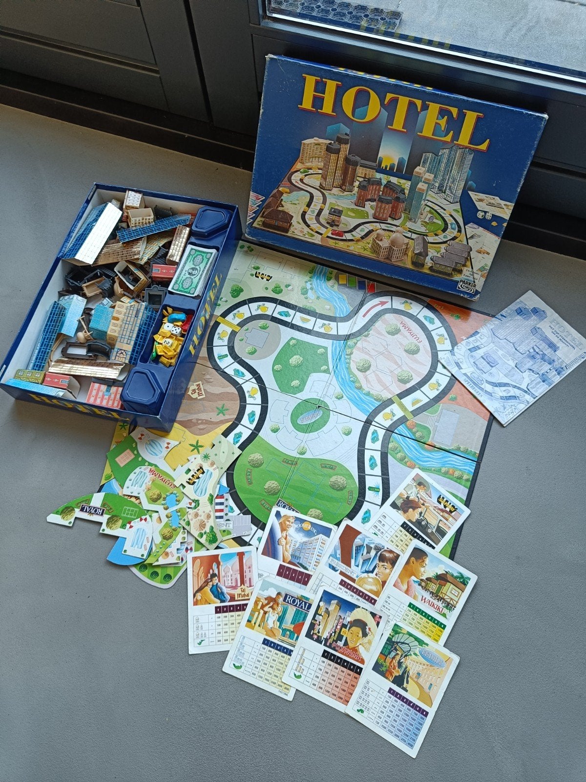 Hotel bordspel - Klassiek vastgoedspel, Hobby en Vrije tijd, Gezelschapsspellen | Bordspellen, Drie of vier spelers, Ophalen of Verzenden