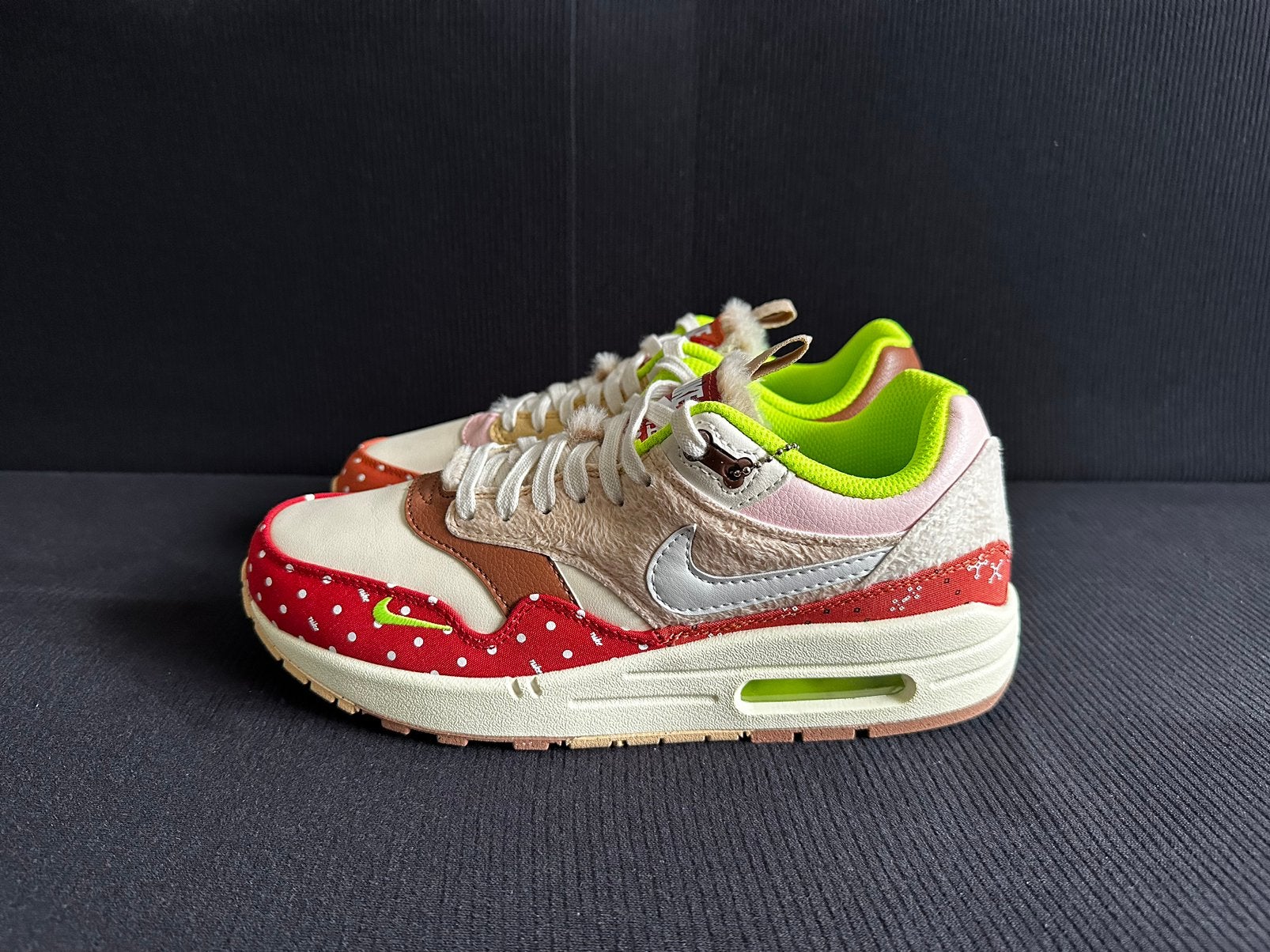 Nike Air Max 1 / “Woman’s Best Friend” / Maat 39, Kleding | Dames, Schoenen, Beige, Nieuw, Ophalen of Verzenden, Sneakers of Gympen