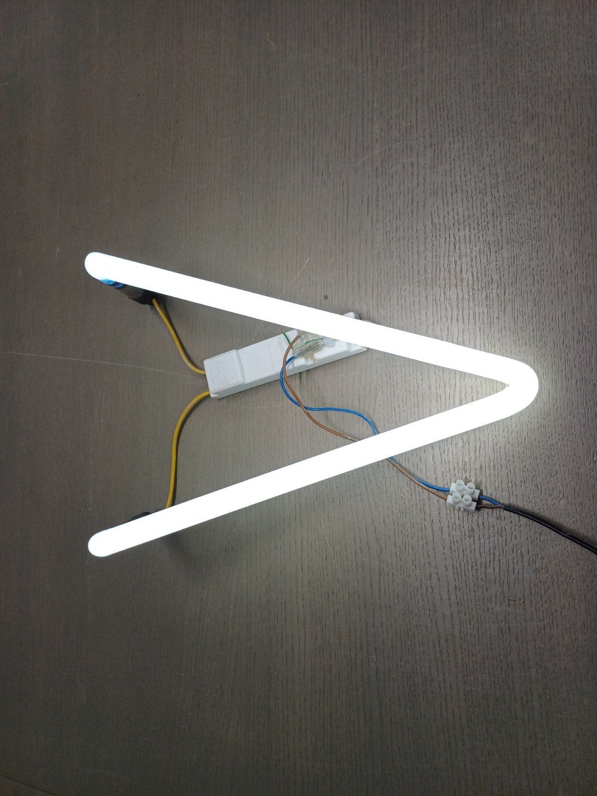 NEONBUIS NEONLAMP NEON VERLICHTING V, Verzamelen, Ophalen, Zo goed als nieuw, Lichtbak of (neon) lamp