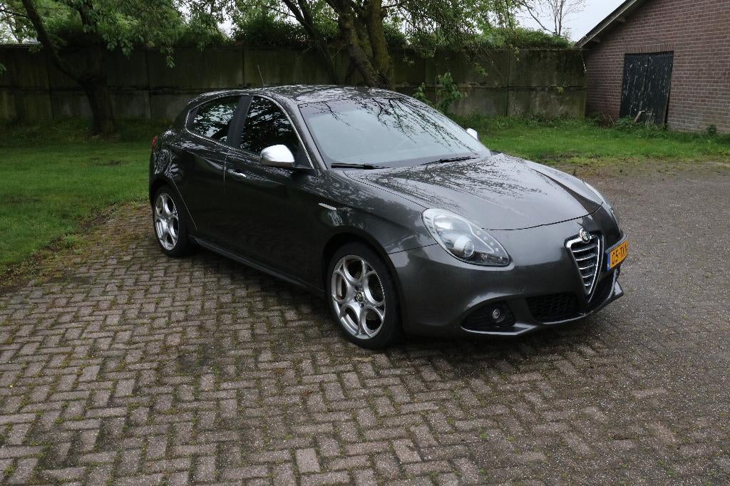 Alfa Romeo Giulietta 1.4 Turbo Multi AIR TCT 2012 Grijs, Navigatiesysteem, Stof, 1280 kg, 4 cilinders
