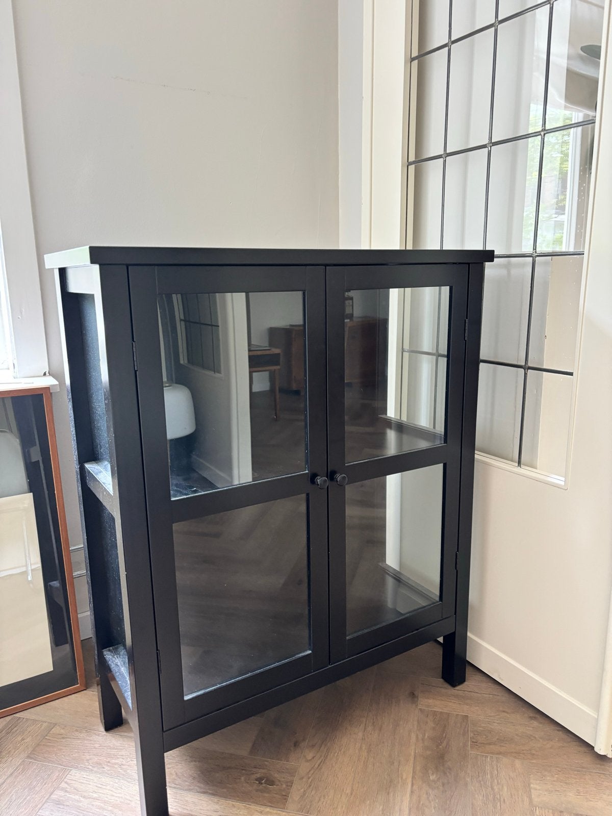 Zwart vitrinekastje met glazen deuren, Huis en Inrichting, Kasten | Vitrinekasten, Ophalen, Gebruikt, 50 tot 100 cm, Minder dan 100 cm