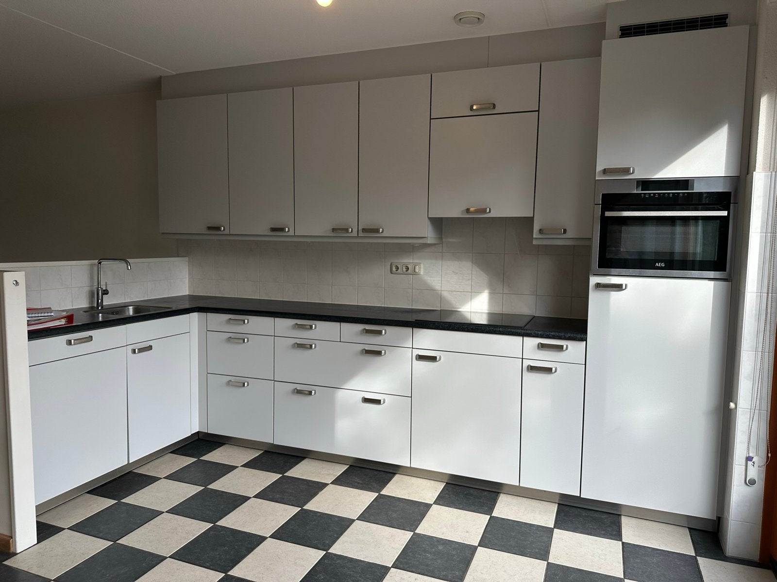 White corner kitchen with dark worktop without appliances, Ophalen, Gebruikt, Wit, Hoekkeuken