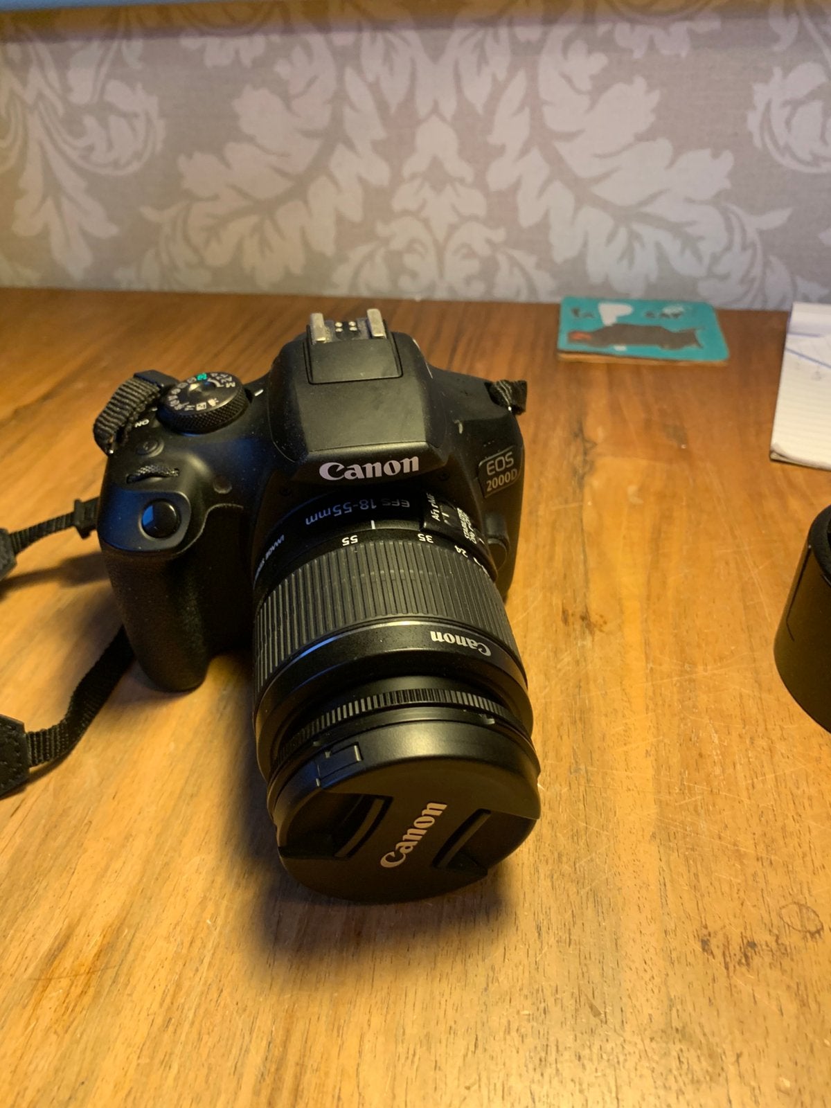 Canon EOS 2000D standaard en zoom/macro lens, Canon, Ophalen of Verzenden, Zo goed als nieuw, Geheugenkaart