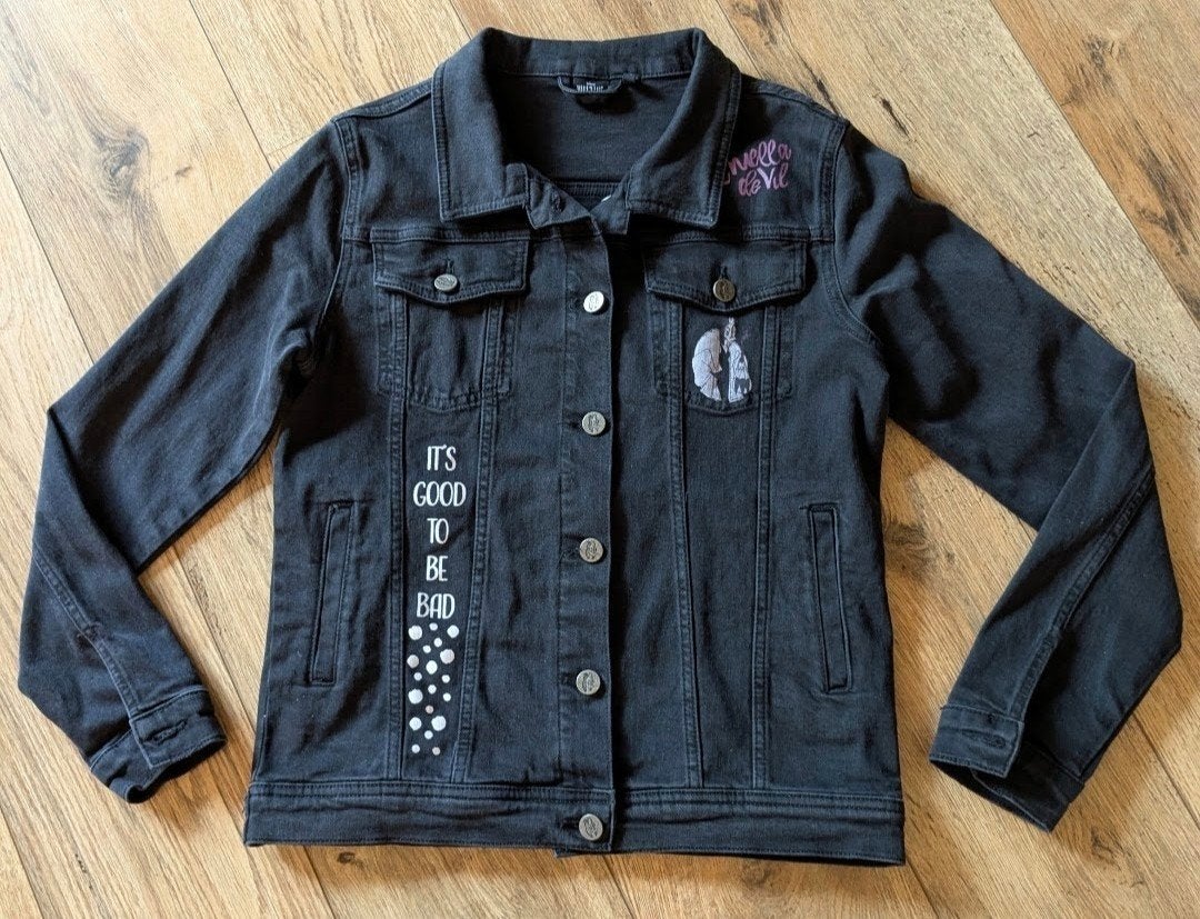 EMP (DisneyVillains) Cruella nieuw spijkerjasje. Mt 38, Kleding | Dames, Verzenden, Nieuw, Maat 38/40 (M), Blauw