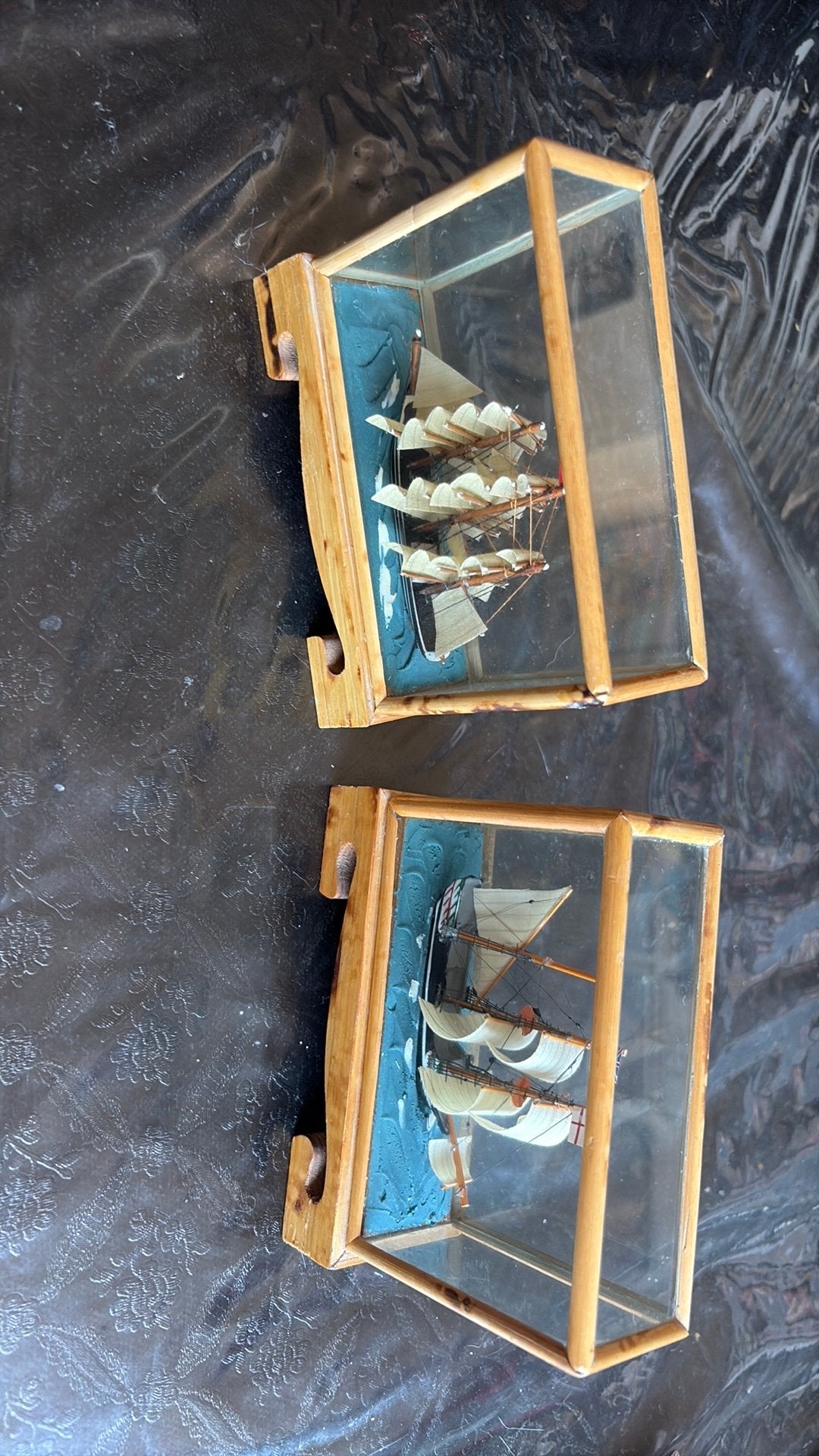 2 kleine bootjes in 2 kleine display kastjes, Ophalen of Verzenden