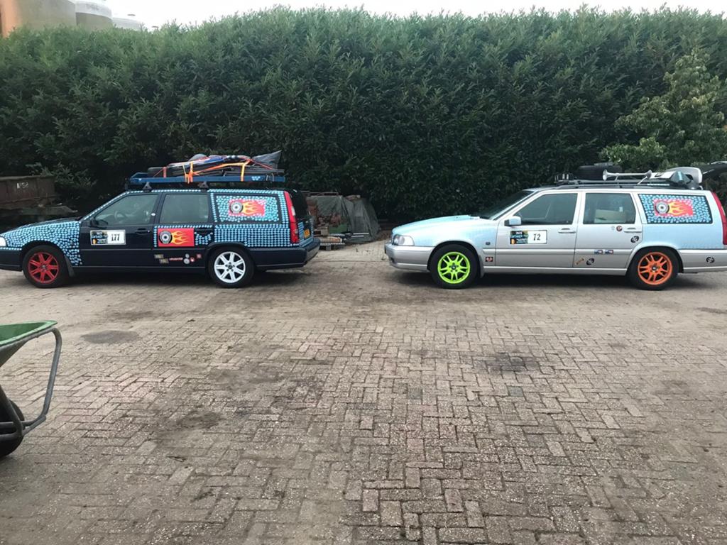 2 x volvo...Volvo V70 2.4 140PK 1999 Blauw en grijs, Voorwielaandrijving, 1436 kg, Blauw, Particulier