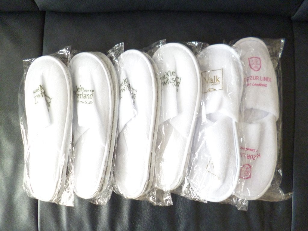 7 Paar NIEUWE witte huisslippers, Ophalen of Verzenden, Nieuw, Wit, Slippers