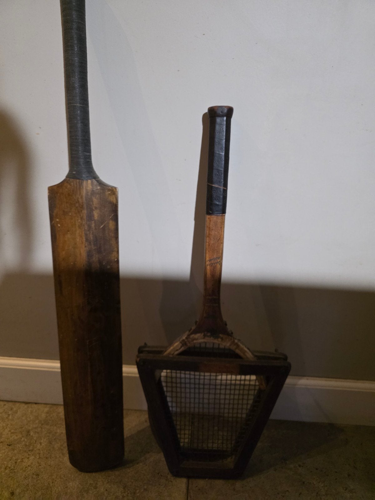 Decoratieve set: Antiek Tennisracket en Cricket Bat, Ophalen
