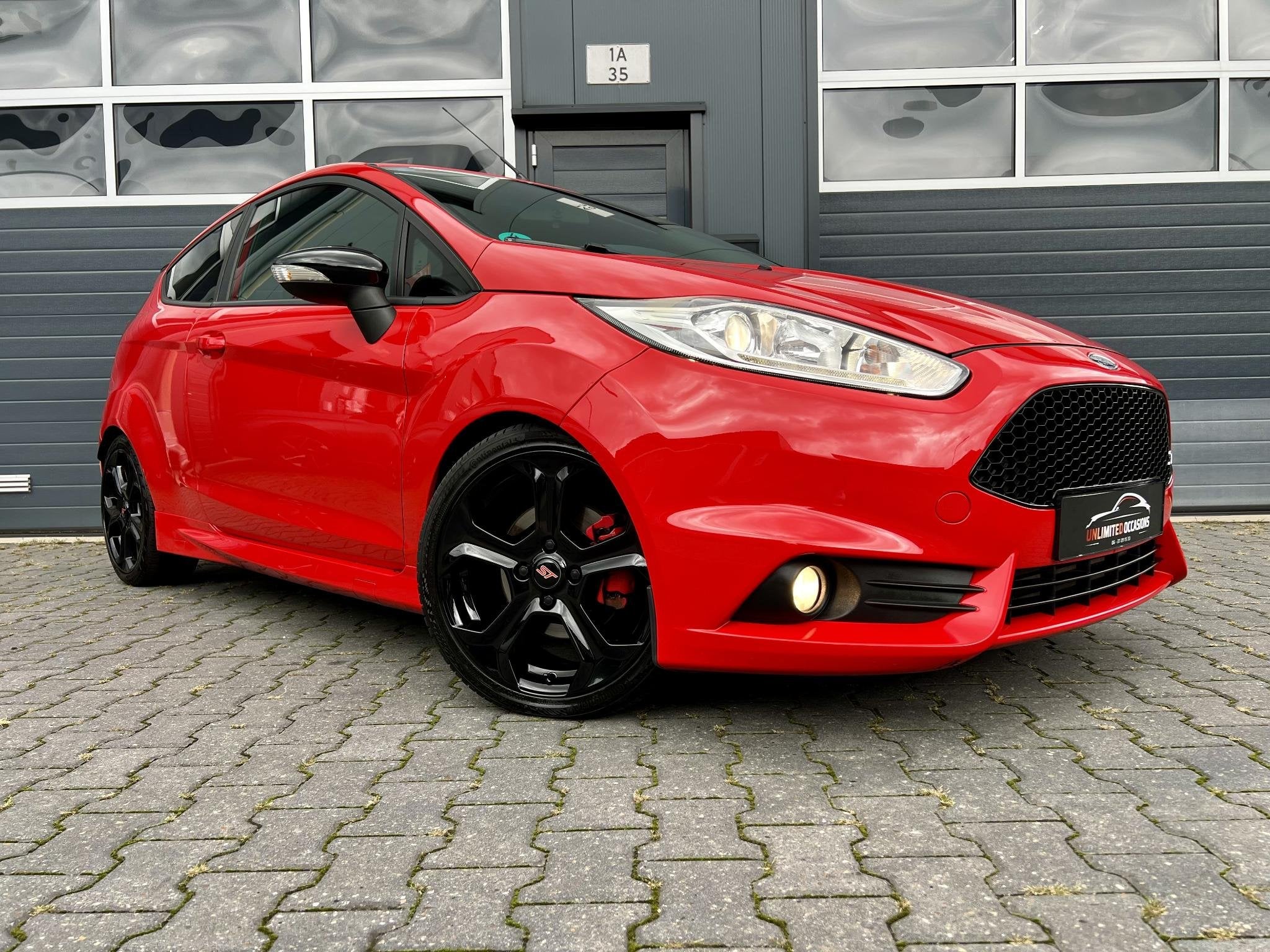 Ford Fiesta 1.6 ST2 *MILLTEK*EIBACH*RACE RED*225PK*DUMPVALVE, Voorwielaandrijving, 1596 cc, 1063 kg, Gebruikt