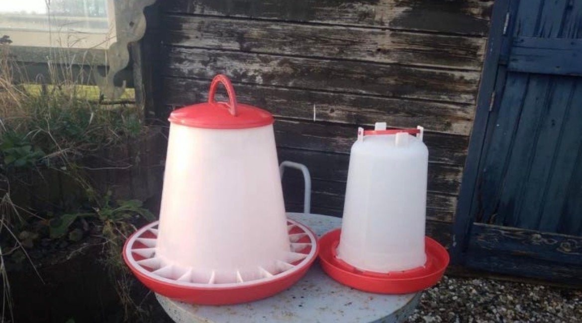 Rode Voer- (6kg)+watersilo (3 ltr) met deksel kippen, Ophalen of Verzenden, Drinken en Voederen