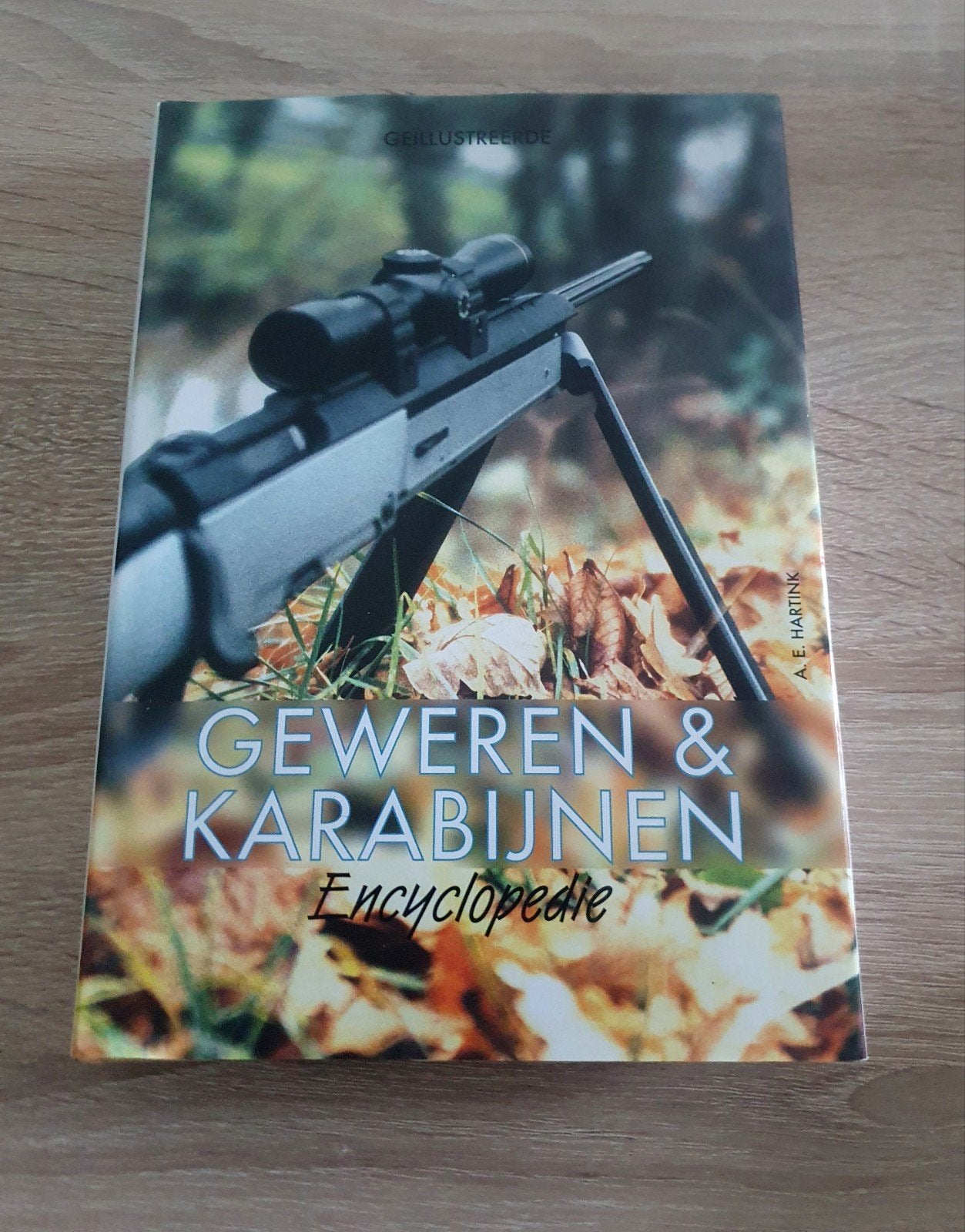 Geïllustreerde Encyclopedie Geweren & Karabijnen, Ophalen of Verzenden, Zo goed als nieuw, Overige onderwerpen, A. E. Hartink