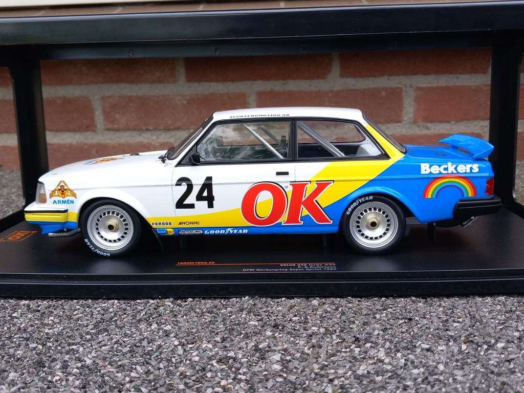 Volvo 240 Turbo #24 

DPM Nürburgring Super Sprint 1985, Hobby en Vrije tijd, Modelauto's | 1:18, Ophalen of Verzenden, Nieuw