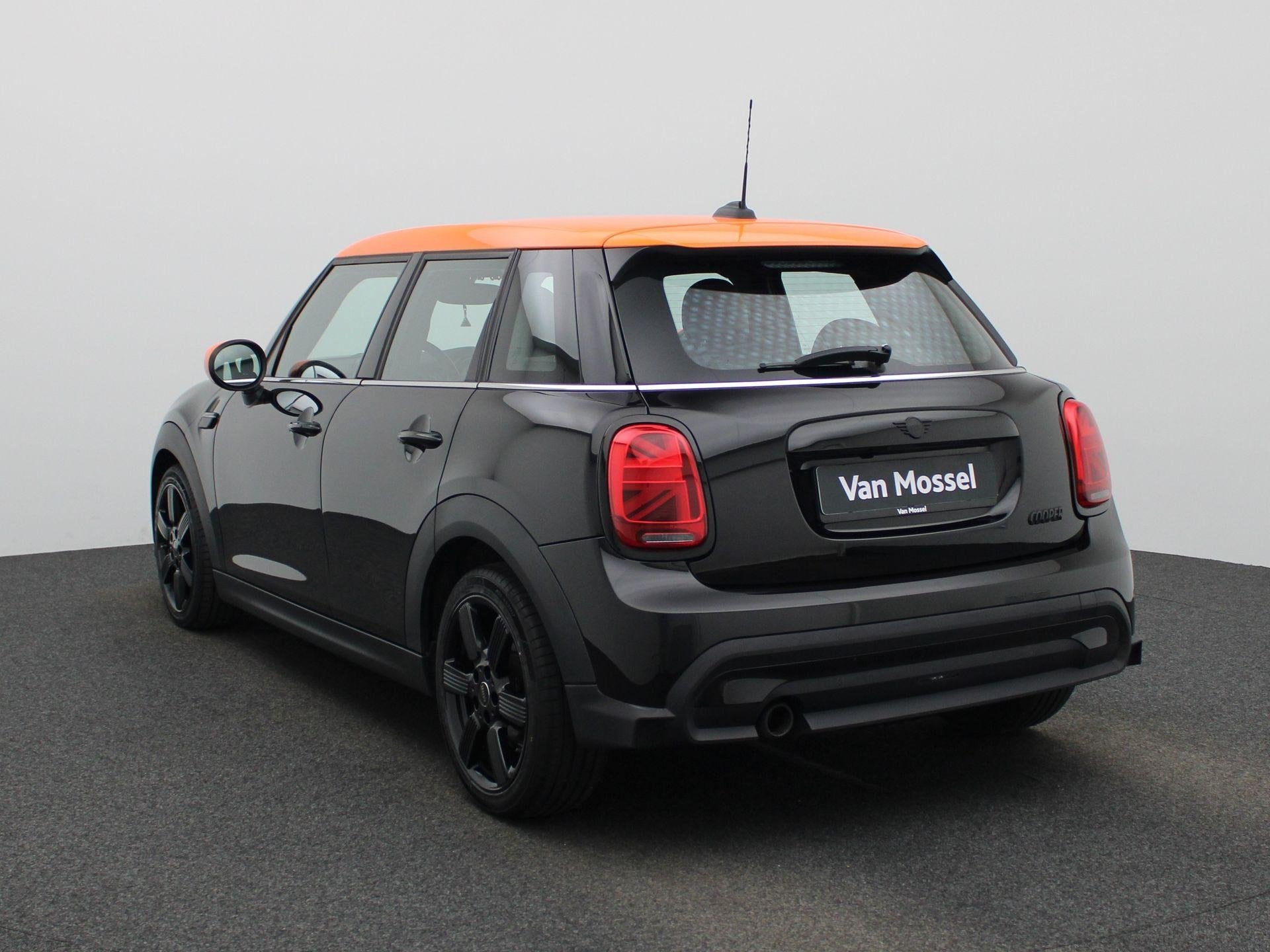MINI 5-Deurs 1.5 Cooper Classic Automaat | Apple/Android Pla, 12 maanden, 136 pk, Gebruikt, Leder en Stof