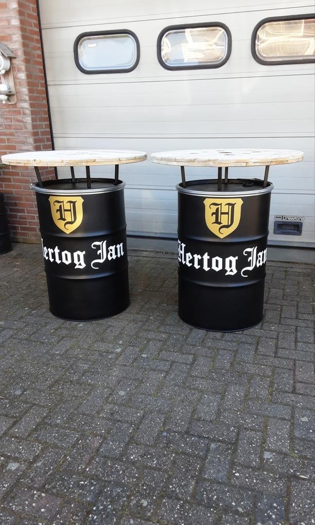 Statafels van een olievat met het hertog Jan logo, Ophalen